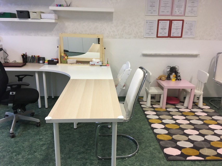 K dispozici máme také prostorný stůl, u kterého se bude našim klientům pohodlně pracovat. Pro menší děti máme připravenou dětskou rostoucí židličku.